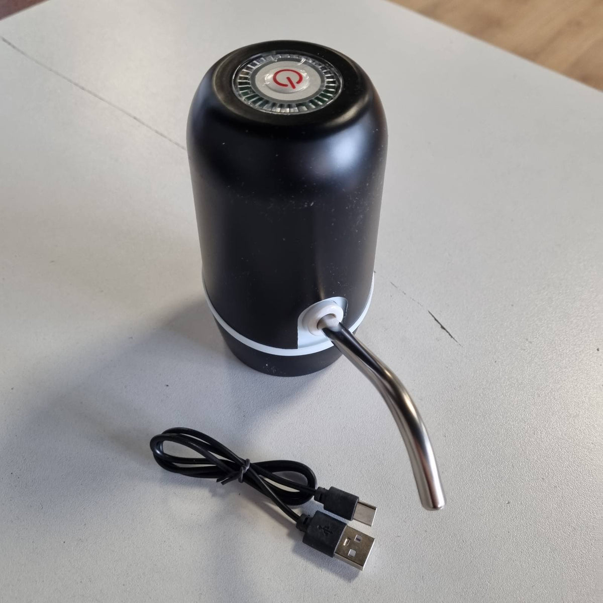 305543 - NK Dispenser Automatik Uji me Karikim USB, Çelik Inoks, Pa BPA, Portativ, Për Shishe 1.5-18.9L, 16 cm
