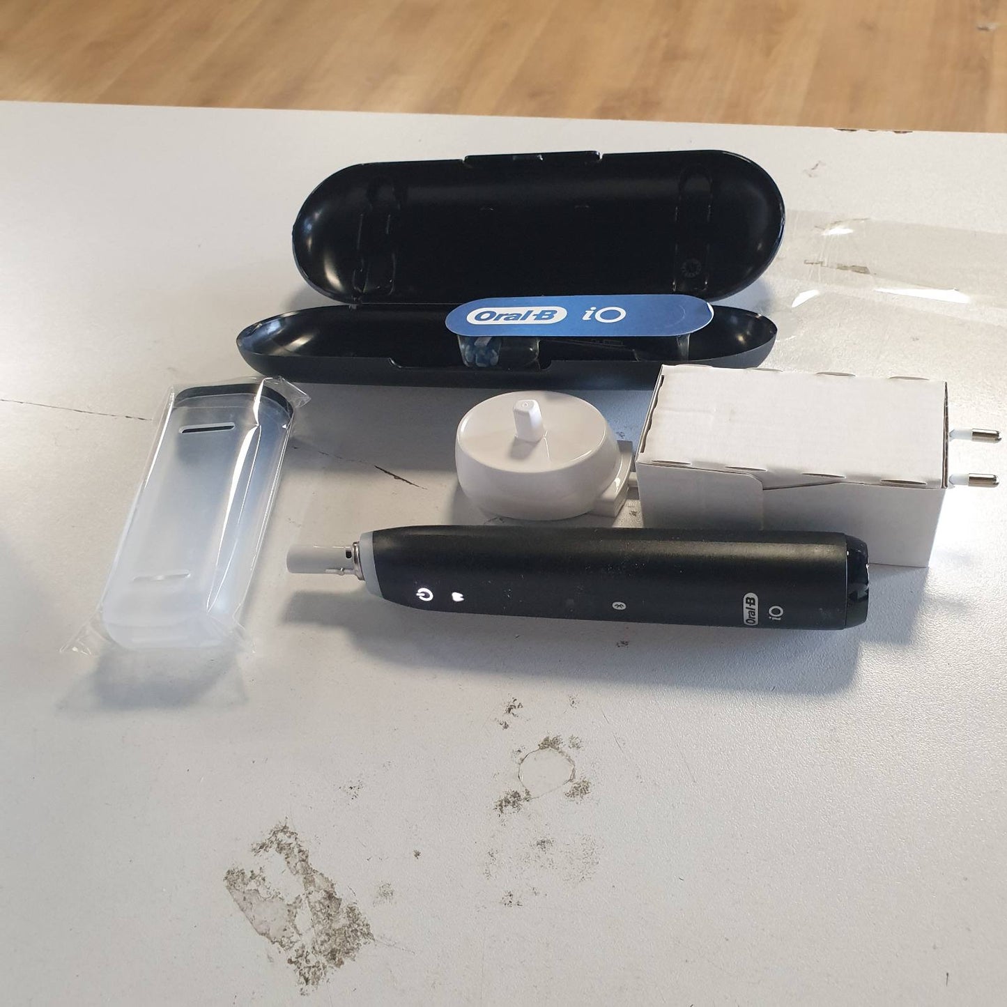 289423 - ORAL-B Furçë dhëmbësh elektrike iO 5, e zezë, 2D teknologji, 3 nivele intensiteti, 1.5 orë jetë baterie, me kokë furçe zëvendësuese
