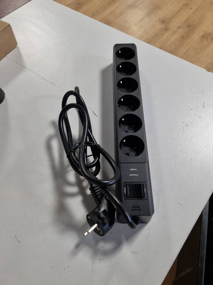 309115 - AMAZON BASICS - Shirit elektrik me 6 priza dhe mbrojtje nga mbingarkesa, kabllo 1.4 m, 600 J, e zezë