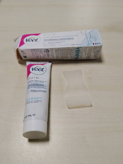 304013 - VEET PURE Krem për heqjen e qimeve, 100ml, për lëkurë të ndjeshme, 88% përbërës natyralë