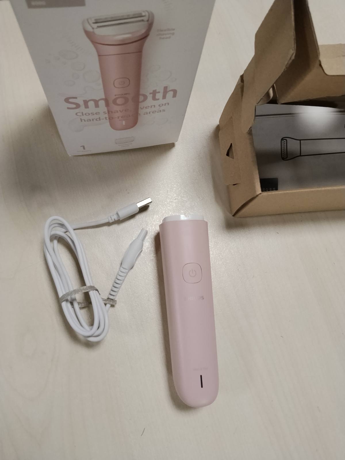 307286 - PHILIPS Lady Shaver Series 8000, pa tel, për lagësht dhe thatë, 3 tehe, kokë fleksibile, dritë LED, 100 minuta, BRL129/00