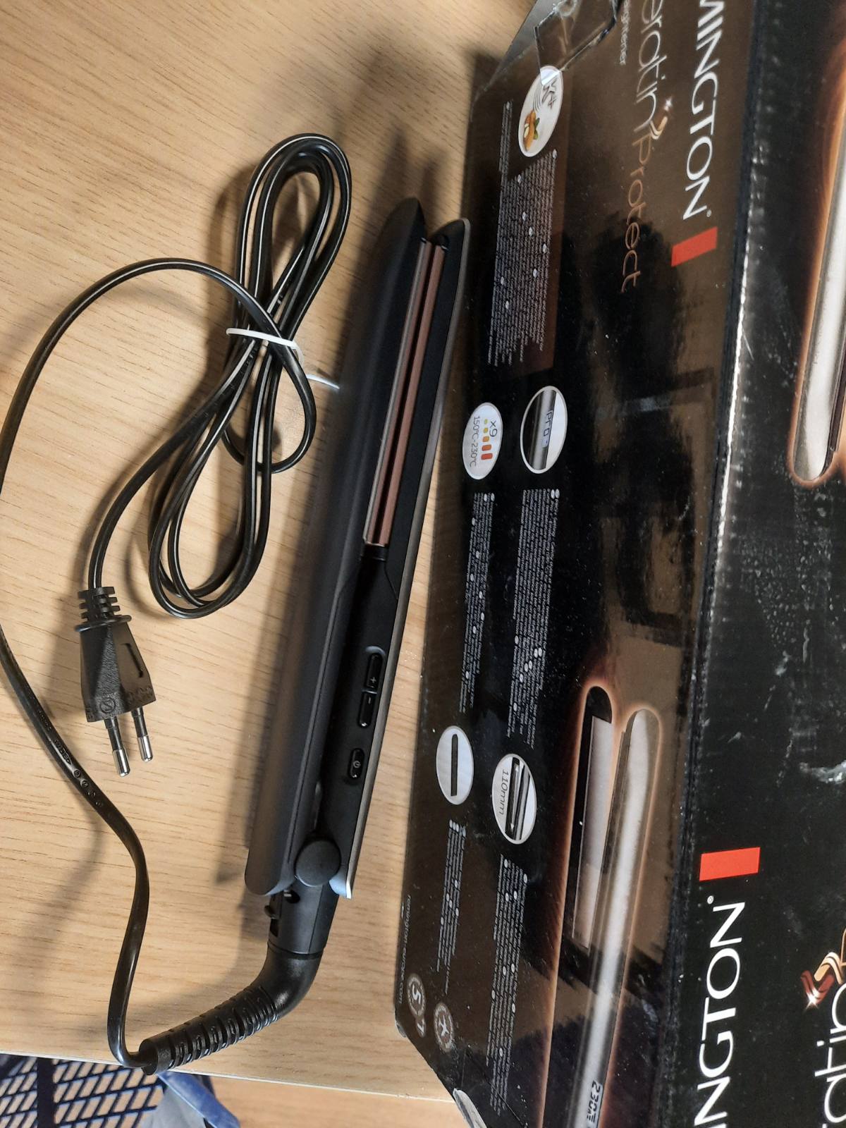 303001 - REMINGTON Pjastër flokësh S8540, Trajtim me keratinë dhe vaj bajamesh, Qeramikë, Ekran LCD, 10 Cilësime Temperaturën 150-230°C, Tension Universal, Qese