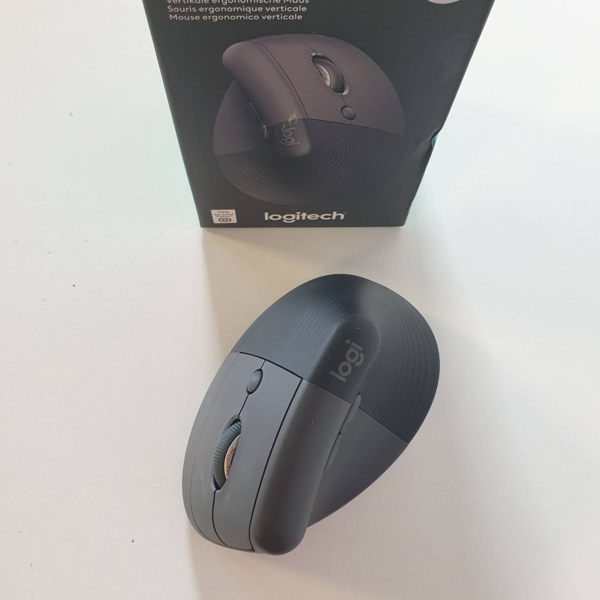 305162 - LOGITECH Lift, maus vertikal ergonomik, pa tel, marrës Bluetooth ose Logi Bolt USB, klikime të qeta, 4 butona, i pajtueshëm me Windows/macOS/iPadOS, laptop, PC, ngjyra gri