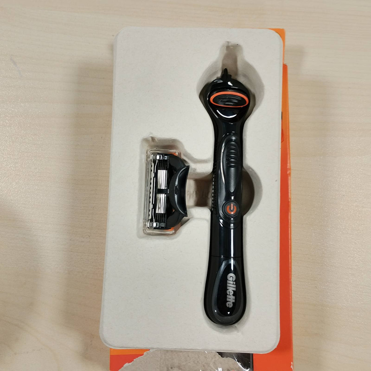 297456 - GILLETTE Brisk për Burra Fusion 5 Power, me 1 Mbushje, i Zi