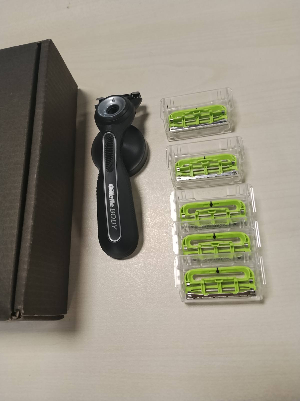 306013 - GILLETTE LABS Briskë intime për meshkuj Body + Intimate, 5 fishekë, e zezë