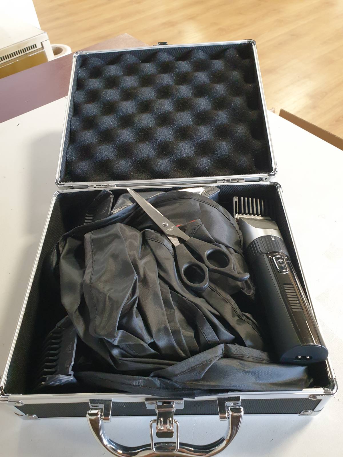 321008 - REMINGTON Makinë prerëse flokësh profesionale, tehë qeramike vetëmprehëse, 0.8-40 mm, Set prerësish flokësh (10 krehëra, funksionim me rrjet/bateri, litium, kuti alumini, pelerinë berberi) HC5811