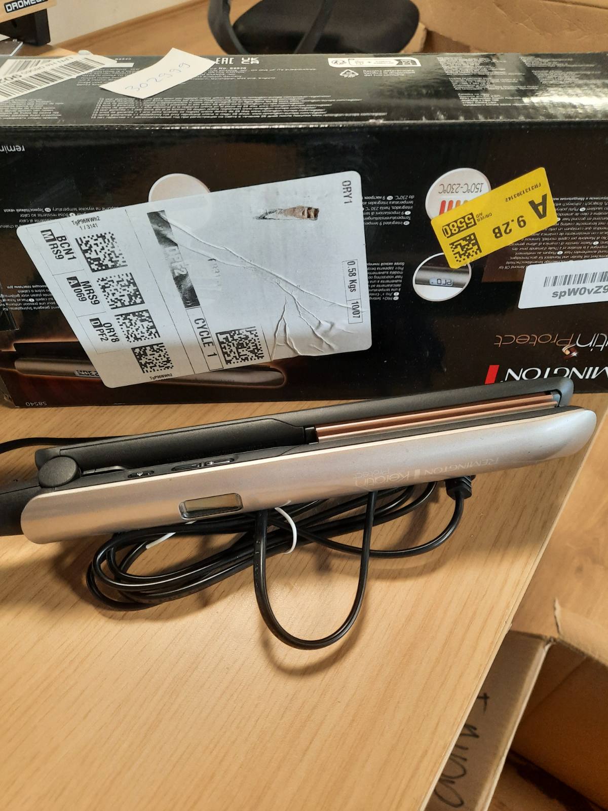 302999 - REMINGTON Pjastër flokësh S8540, Trajtim me keratinë dhe vaj bajamesh, Qeramikë, Ekran LCD, 10 Cilësime Temperaturën 150-230°C, Tension Universal, Qese