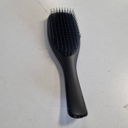 303674 - TANGLE TEEZER Furçë flokësh Ultimate Detangler, për flokë të lagur dhe të thatë, qimet me dy nivele zvogëlojnë këputjen dhe largojnë nyjet, e zezë.