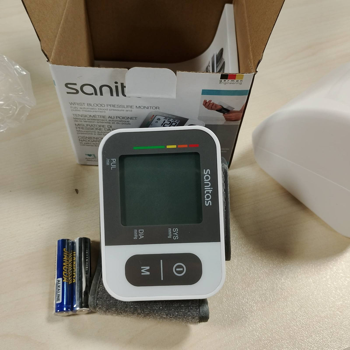 297180 - SANITAS Monitor i tensionit të gjakut SBC 15 për kyçin e dorës, matje automatike e tensionit të gjakut dhe pulsit, funksion paralajmërues për aritmi