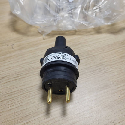 335661 - DEBFLEX Prizë Elektrike Mashkull e Papërshkueshme nga Uji 2P+E 16A - Gomë E Zezë 97 x 49 x 37 mm