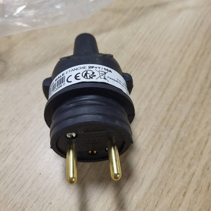335665 - DEBFLEX Prizë Elektrike Mashkull e Papërshkueshme nga Uji 2P+E 16A - Gomë E Zezë 97 x 49 x 37 mm