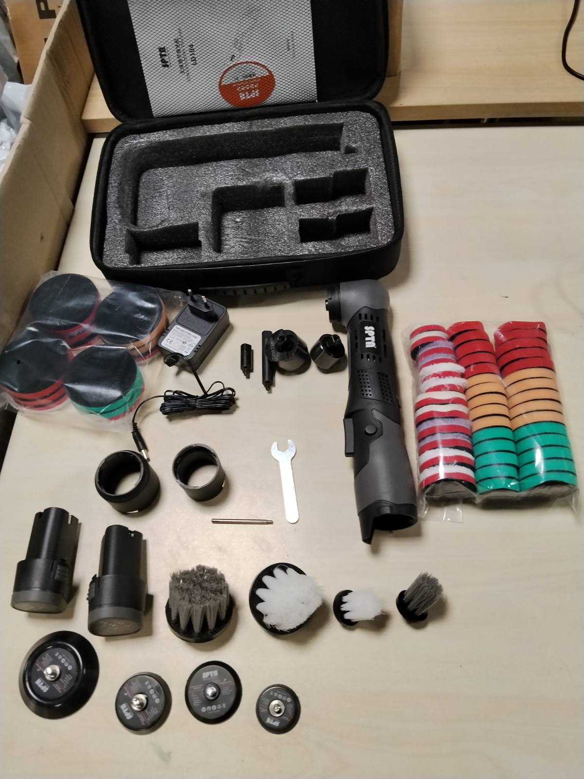 312509 - SPTA Makinë lustruese 12V, Lëmuese makinash 25mm 50mm 80mm, 6 shpejtësi të ndryshueshme, Sfungjer lëmues për lustrimin dhe lyerjen me dyll të makinave dhe mobiljeve
