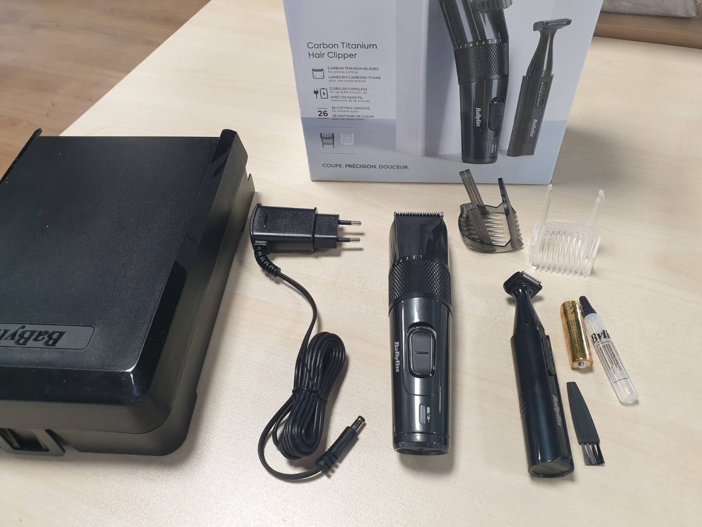 289526 - BABYLISS Makinë prerëse flokësh Carbon Titanium pa tel, 26 gjatësi prerjeje (0.5 mm-25 mm), ngjyrë argjend/e zezë, përfshin mini prerëse E978E.
