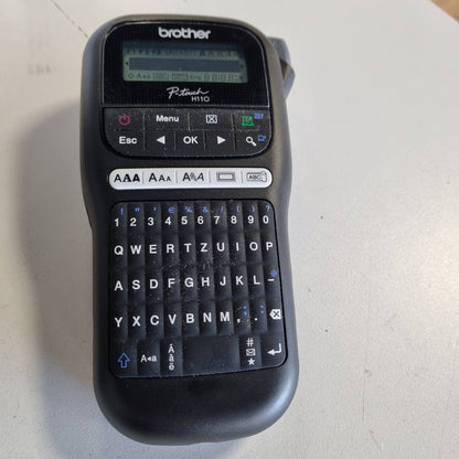 295891 - BROTHER Printer Etiketash Monokrom PT-H110, për shirita TZe me gjerësi 3.5 deri në 12 mm, shpejtësi printimi deri në 20 mm/sek