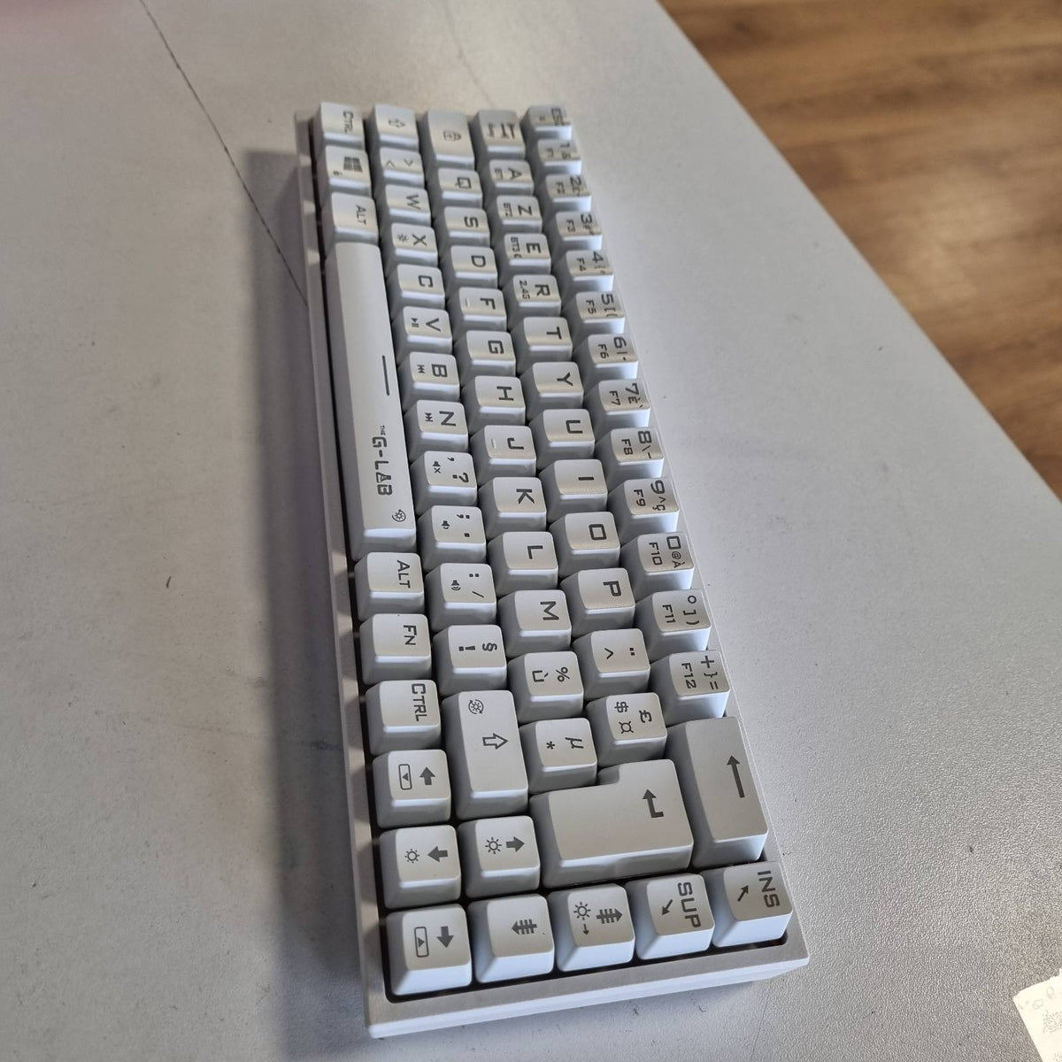 309772 - G-LAB Tastierë pa tel Keyz Titanium WL 65% AZERTY, mekanike me çelësa të kuq, RGB 100% e personalizueshme, makro të programueshme - pa tel për PC, PS4, PS5, Xbox - e bardhë