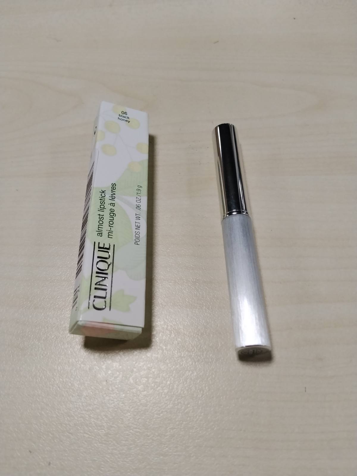303365 - Clinique Almost Lipstick Black Honey, tekstura e një balsami buzësh me nuancë, transparent dhe ultra i lehtë