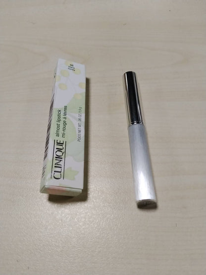 303365 - Clinique Almost Lipstick Black Honey, tekstura e një balsami buzësh me nuancë, transparent dhe ultra i lehtë
