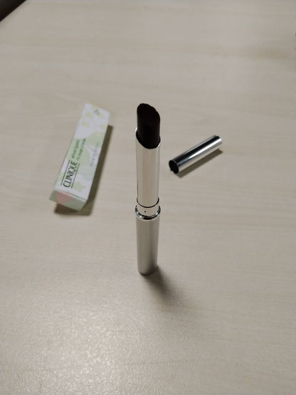 303365 - Clinique Almost Lipstick Black Honey, tekstura e një balsami buzësh me nuancë, transparent dhe ultra i lehtë