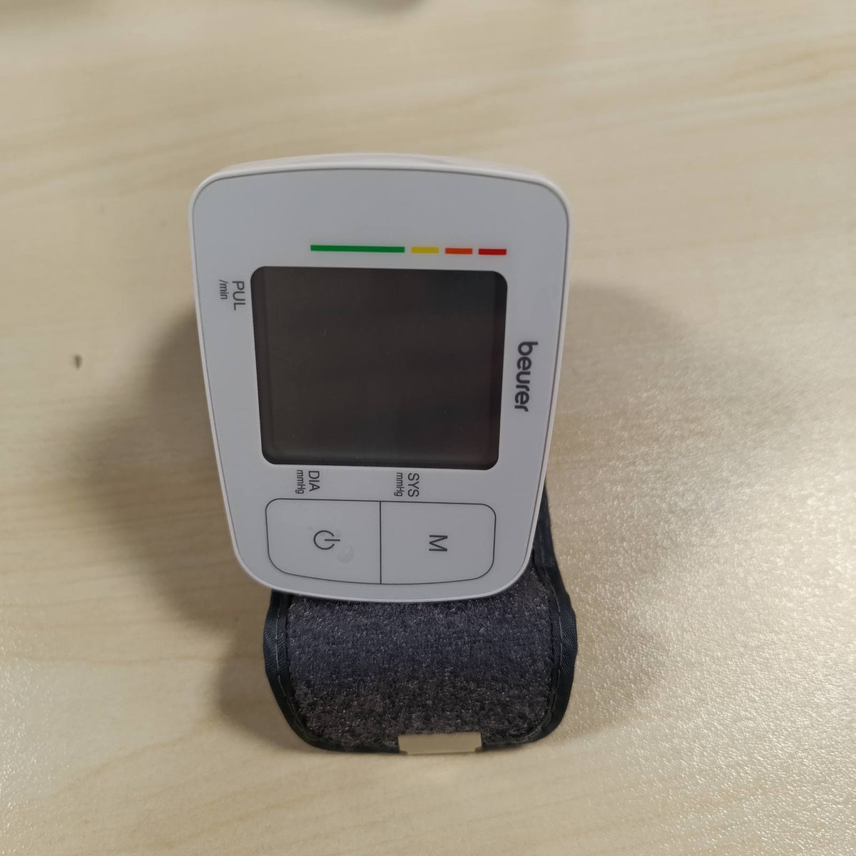 301920 - BEURER Monitor i tensionit të gjakut BC 21 për kyçin e dorës, me dalje zanore në 5 gjuhë