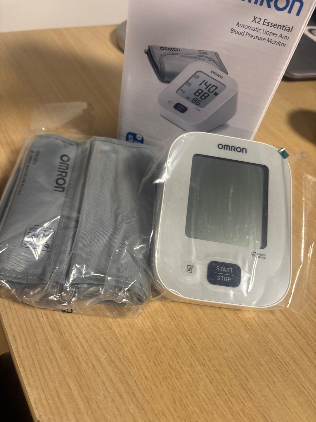 302057 - OMRON Monitor dixhital i tensionit të gjakut X2 Essential për krahun e sipërm, zbulim i rrahjeve të parregullta, 22-32 cm
