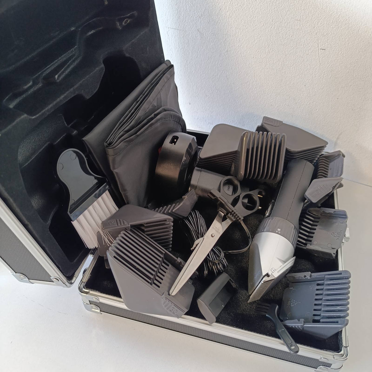 289577 - REMINGTON Makinë prerëse flokësh profesionale HC5811, teh qeramike vetëmprehëse 0.8-40 mm, rregullim preciz, set prerësish flokësh (10 krehëra, funksionim me rrjet/bateri, litium, kuti alumini, pelerinë berberi)