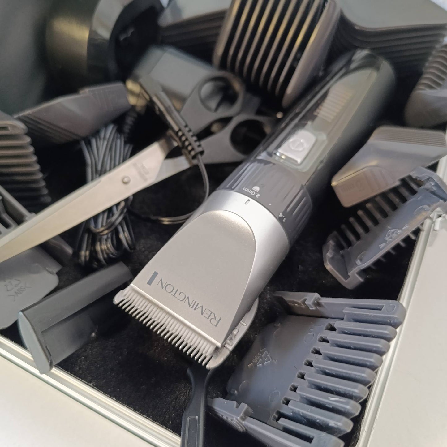 289577 - REMINGTON Makinë prerëse flokësh profesionale HC5811, teh qeramike vetëmprehëse 0.8-40 mm, rregullim preciz, set prerësish flokësh (10 krehëra, funksionim me rrjet/bateri, litium, kuti alumini, pelerinë berberi)