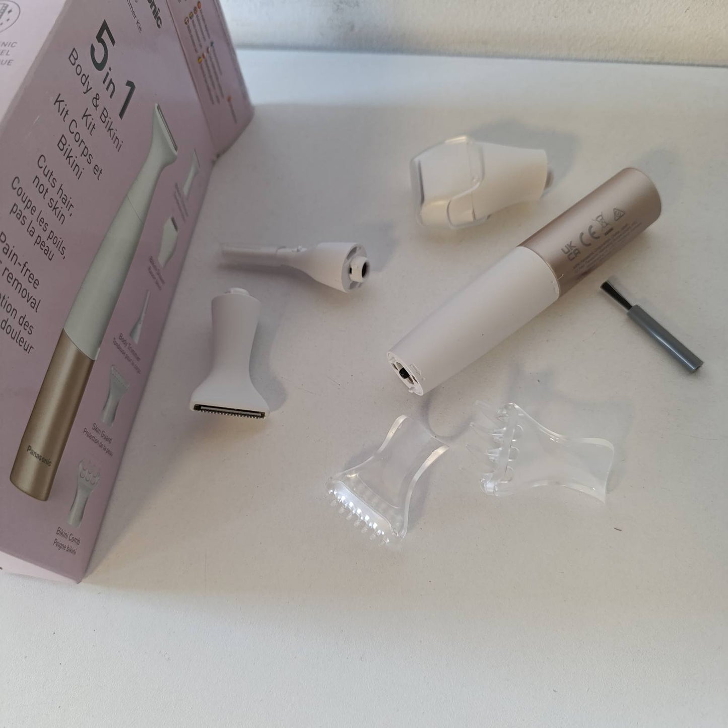 289730 - PANASONIC ES-WM31 Makinë shumëfunksionale për prerjen e flokëve 5-në-1, Depilues për femra, 5 aksesorë, IPX7 rezistent ndaj ujit, funksionon me bateri (1 x AA), Ar i bardhë