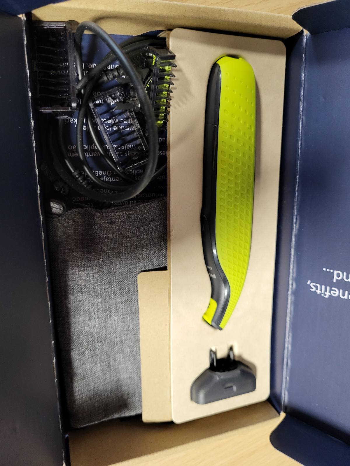 275171 - PHILIPS OneBlade 360 Fytyrë, Makinë rroje dhe prerëse elektrike, 2 tehe 360, 3 aksesorë shkurtimi (1/3/5 mm), rroje e lagësht dhe e thatë, USB e rikarikueshme, për fytyrën (QP2724/31).