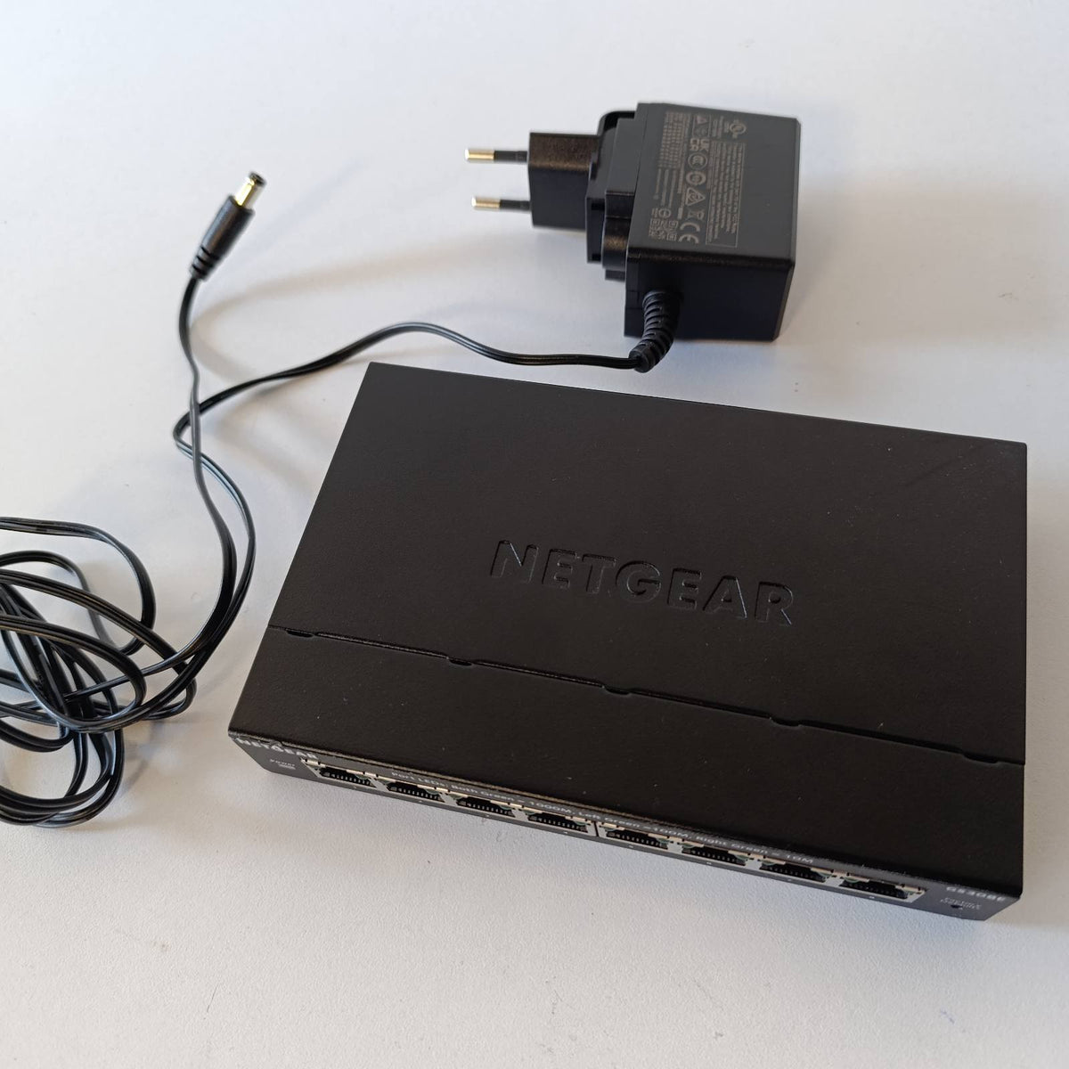 295818 - NETGEAR - Ndërprerës Ethernet Gigabit me 8 Porta GS308EV4 - Metal, i Menaxhuar në Web, Seria Plus, Plug-and-Play, Pa Ventilator, i Montueshëm në Tavolinë ose në Mur
