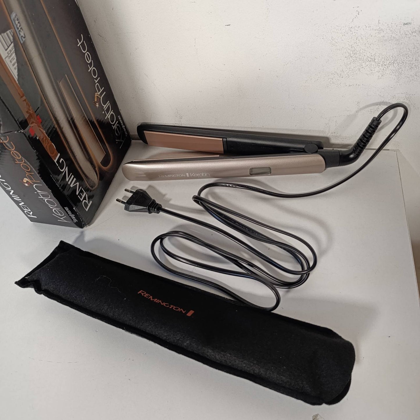 275353 - REMINGTON Pjastër flokësh Keratin Protect, me keratinë dhe vaj bajamesh, pllaka lundruese ekstra të gjata, 9 cilësime temperature deri në 230°C, dixhitale, ngjyrë kafe, model S8540