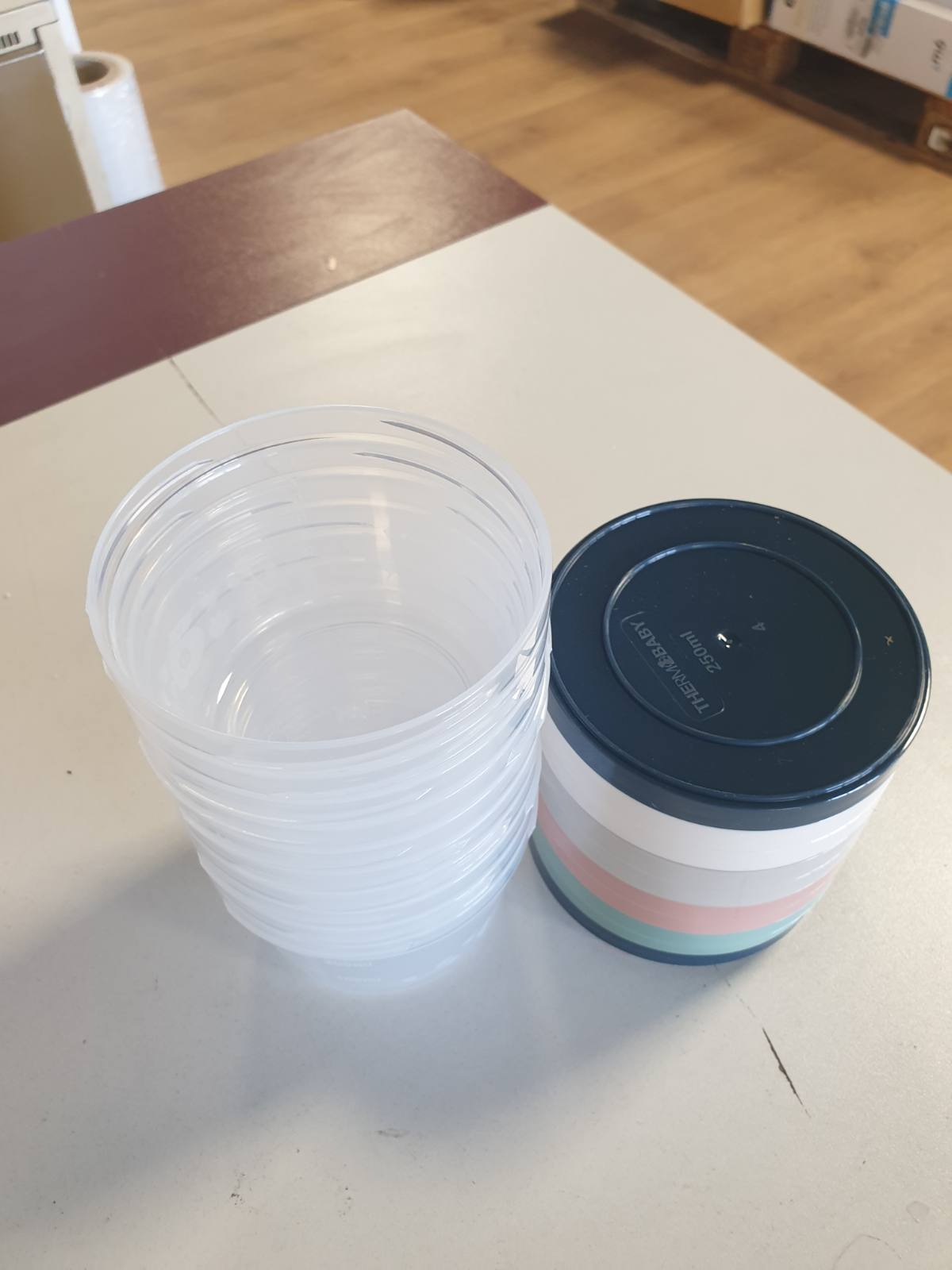 275923 - THERMOBABY Set me 10 enë për ruajtjen e ushqimit për foshnje, 250 ml - I sigurt për mikrovalë, ngrirje dhe lavatriçe - Mund të vendosen mbi njëra-tjetrën - Asortiment ngjyrash i rastësishëm - Prodhuar në Francë
