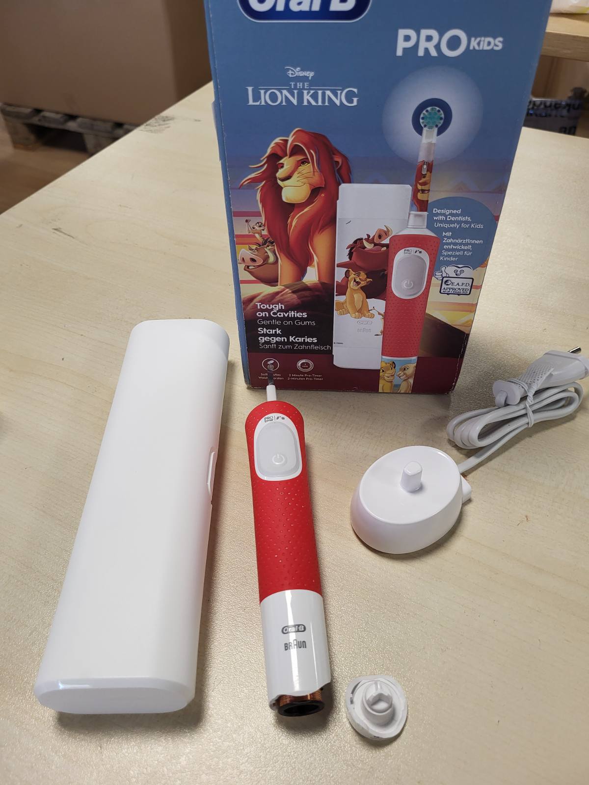 275197 - ORAL-B Furçë dhëmbësh elektrike Pro Kids Lion King për fëmijë, e bardhë/e kuqe, me 1 kokë furçe, përfshirë çantën e udhëtimit