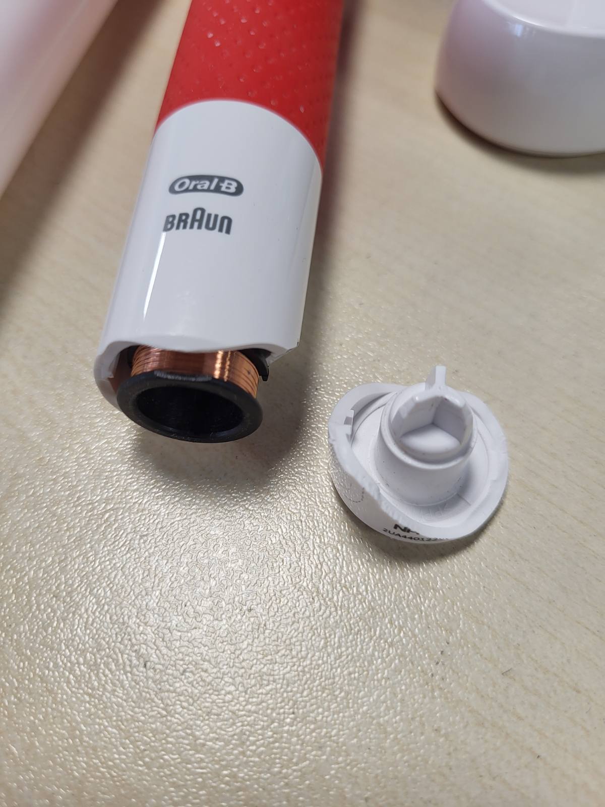 275197 - ORAL-B Furçë dhëmbësh elektrike Pro Kids Lion King për fëmijë, e bardhë/e kuqe, me 1 kokë furçe, përfshirë çantën e udhëtimit