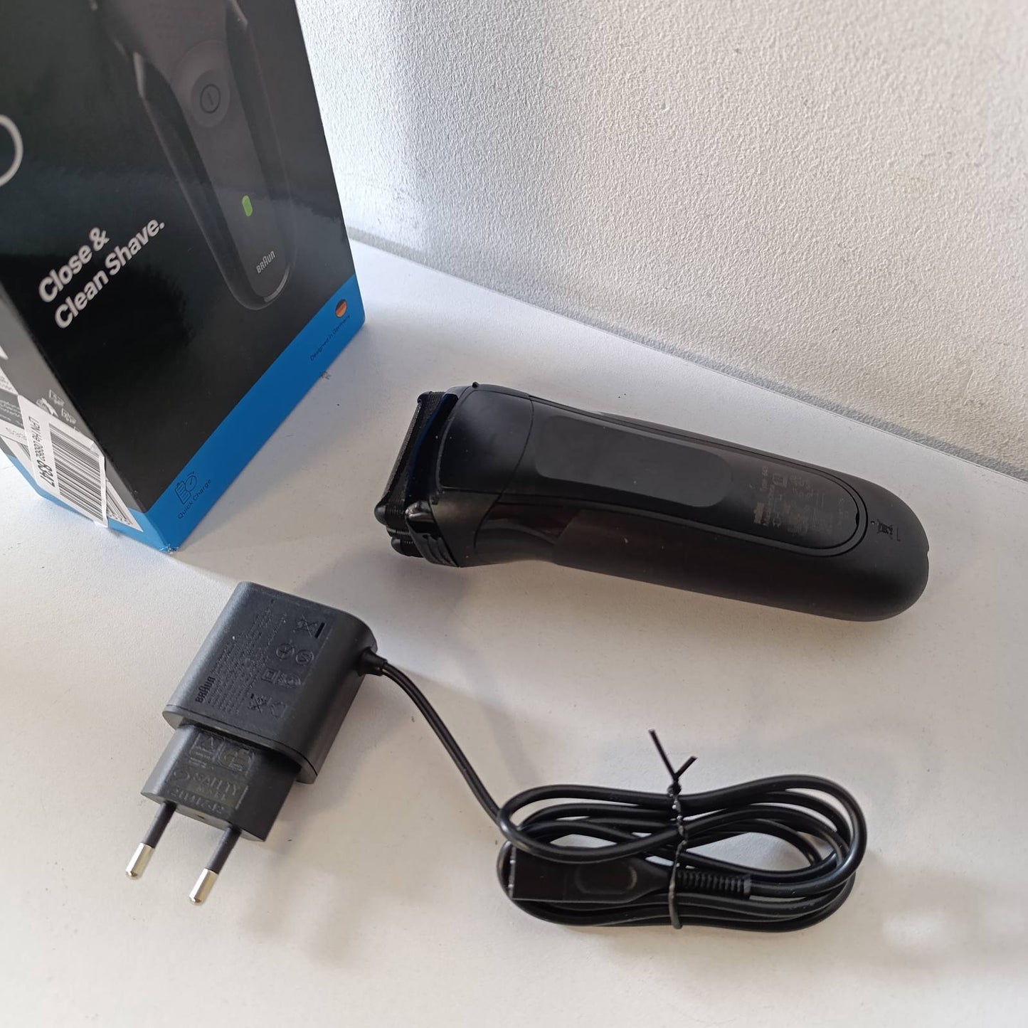 275011 - BRAUN Makinë rroje elektrike Series 3 300S, me fletë metalike, e papërshkueshme nga uji, 5 krehëra, prerës qendror dhe 2 elementë rroje