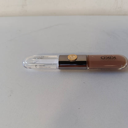 275737 - KIKO MILANO Unlimited Double Touch 130, Buzëkuq i lëngshëm 2-Hapësh, Qëndrueshmëri deri në 12 orë, Bazë ngjyre rezistente ndaj transferimit.