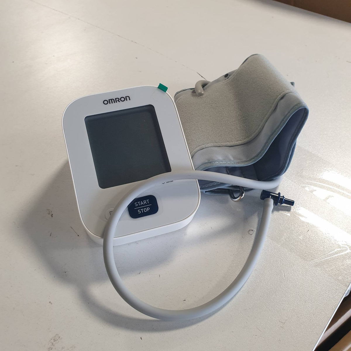 275294 - OMRON X2 Essential - Monitor dixhital i tensionit të gjakut për krahun e sipërm, i validuar klinikisht, zbulim i rrahjeve të parregullta të zemrës dhe hipertensionit, me kontroll të përshtatjes së manshetës, 22-32 cm