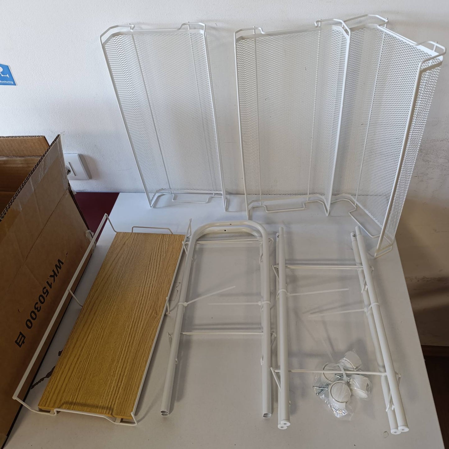 288759 - KINGRACK Karrocë Kuzhine e Ngushtë me 4 Kate, Rrota, Sipërfaqe Druri dhe Shporta Rrëshqitëse, Karrocë Metalike për Hapësira të Ngushta në Kuzhinë, Banjo, Konvikt dhe Dhomë Gjumi, e Bardhë.