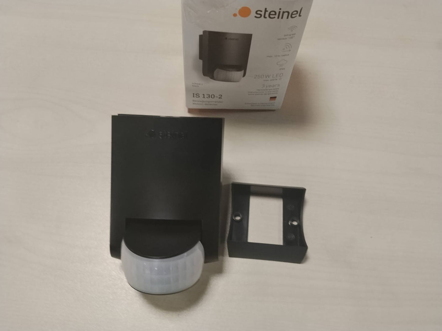 288647 - STEINEL Detektor lëvizjeje i zi IS 130-2, për ambiente të jashtme/të brendshme, sensor infra të kuqe 130°, rreze maksimale 12 m, IP54