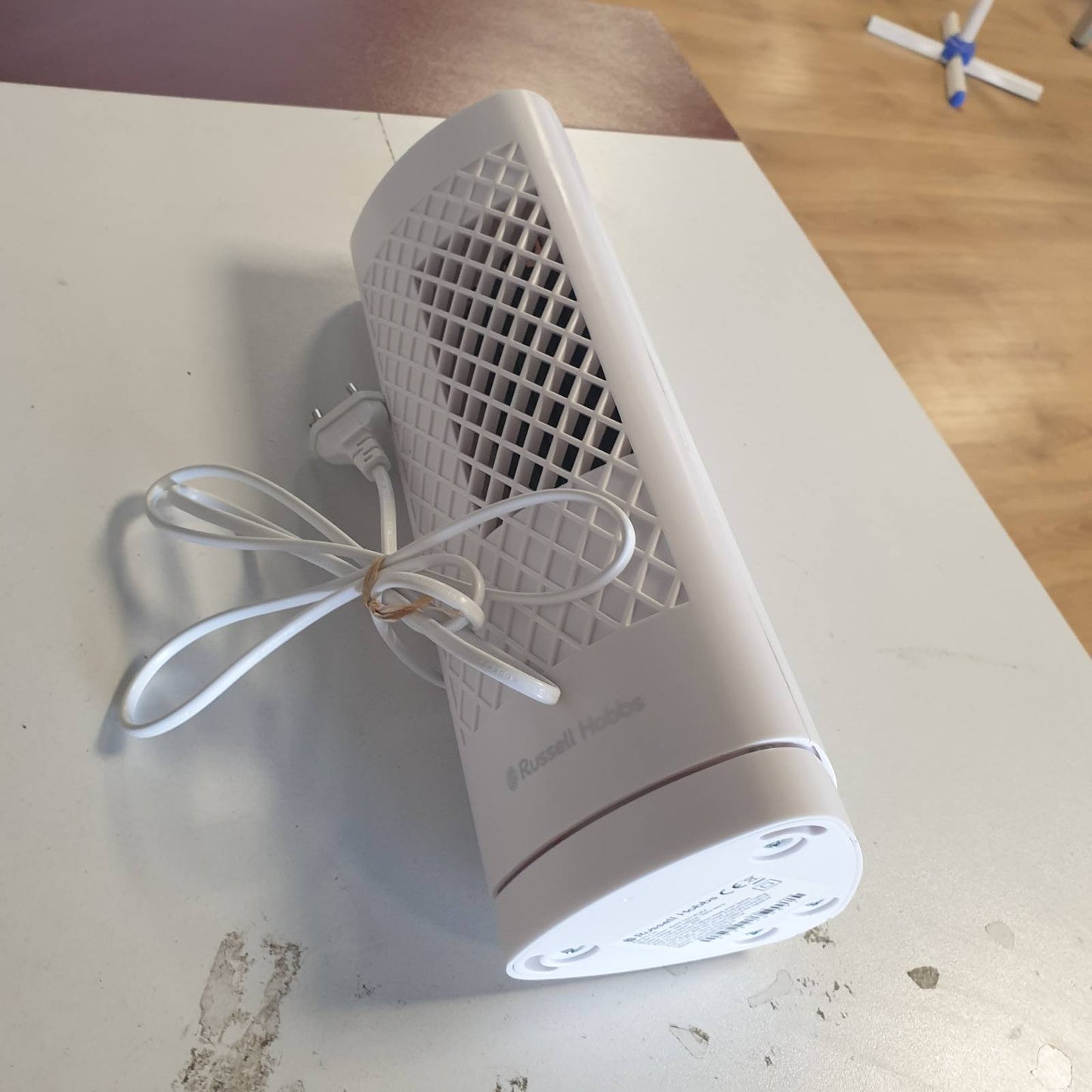 288724 - RUSSELL HOBBS Ventilator Mini-Tower RHTF1321, i lehtë, 33 cm, i lëvizshëm, 3 shpejtësi, kënd lëkundjeje 75°, rrjedhje ajri e fuqishme, funksionim i qetë, i bardhë