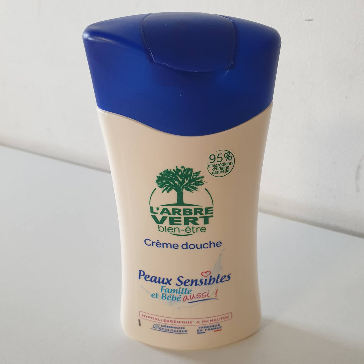 302676 - L'ARBRE VERT - Krem Dushi Wellbeing për Lëkurë të Ndjeshme (250 ml) - pH Neutral dhe Hipoalergjik - 95% Përbërës me Derivim Natyral