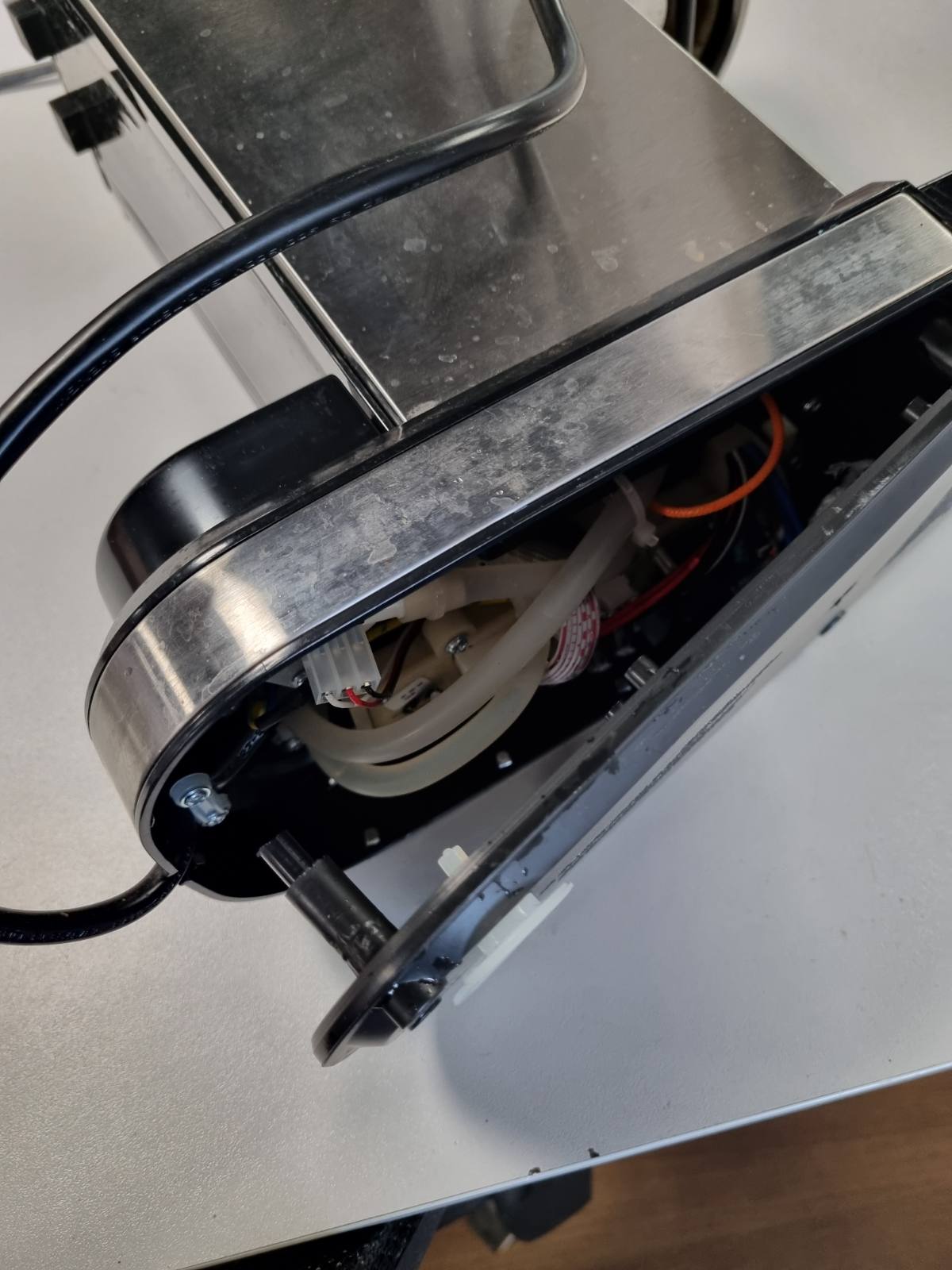 320802 - CECOTEC CAFELIZZIA 790, makinë për espresso dhe kapuçino, 1350W, portafilter me grykë të dyfishtë dhe 2 filtra, presion 20 Bar, rezervuar uji i lëvizshëm 1.2L, çelik inox