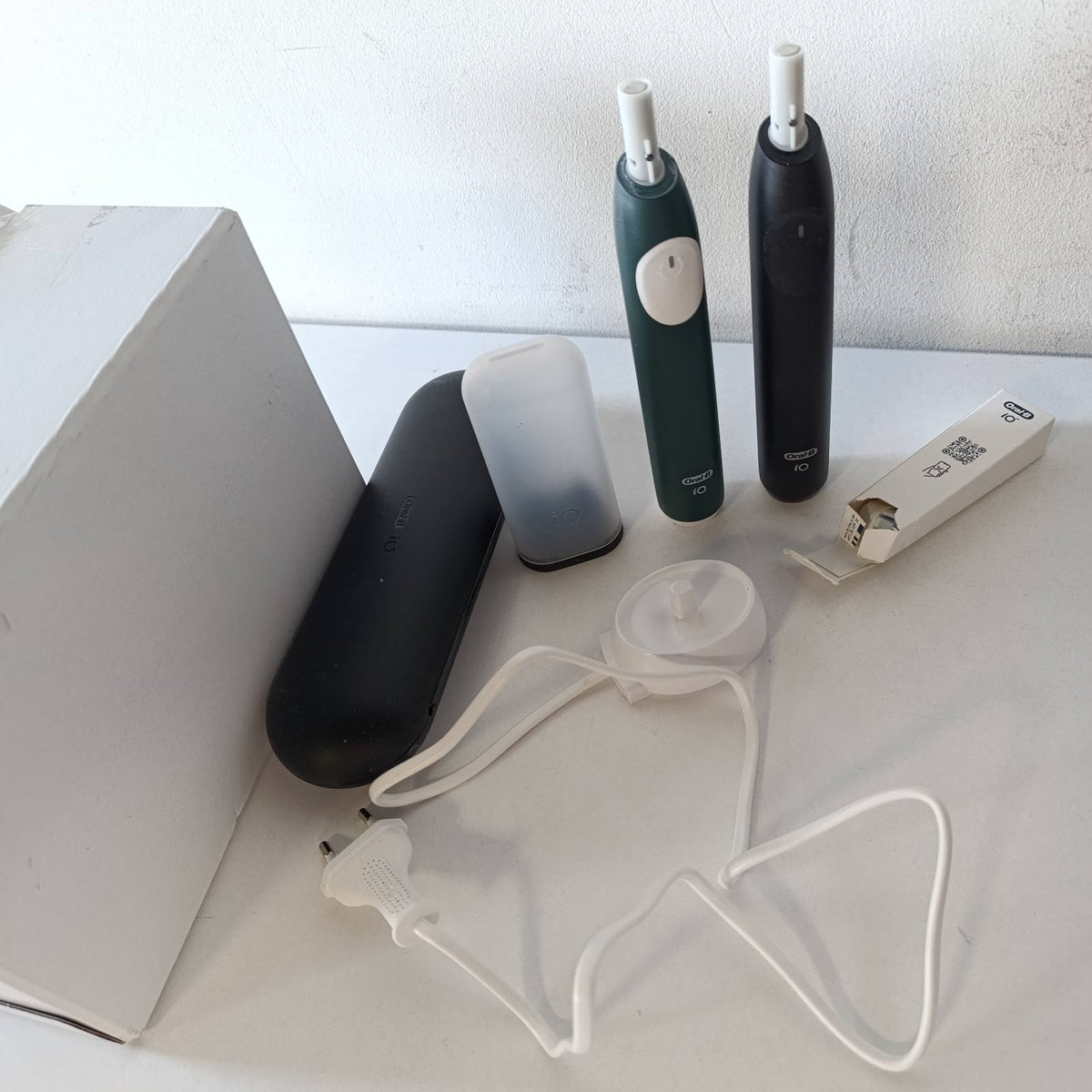 320885 - ORAL-B Furçë dhëmbësh elektrike iO Series 2, Pako me dy pjesë, e zezë/e gjelbër