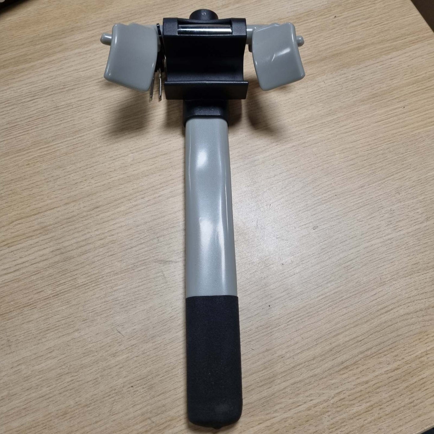 288620 - ARTAGO Pajisje 869 Premium Anti-Vjedhje për Makina, Kyç i Sigurt për Timonin e Makinës, Kyç i Përshtatshëm për Timonin me Shtypje & Klik, Shirit Universal Anti-Vjedhje për Makina, SUV dhe Kamerierë