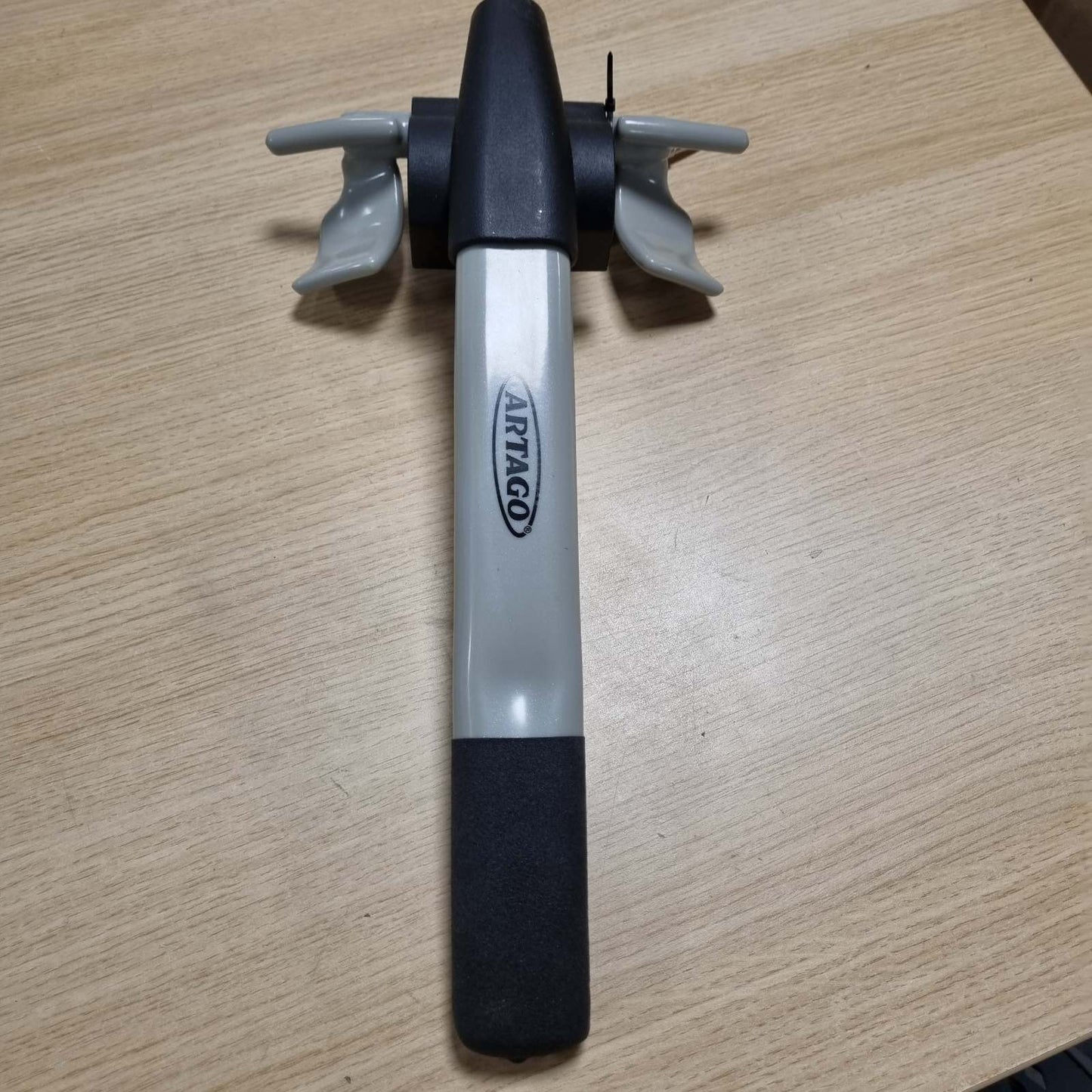 288620 - ARTAGO Pajisje 869 Premium Anti-Vjedhje për Makina, Kyç i Sigurt për Timonin e Makinës, Kyç i Përshtatshëm për Timonin me Shtypje & Klik, Shirit Universal Anti-Vjedhje për Makina, SUV dhe Kamerierë