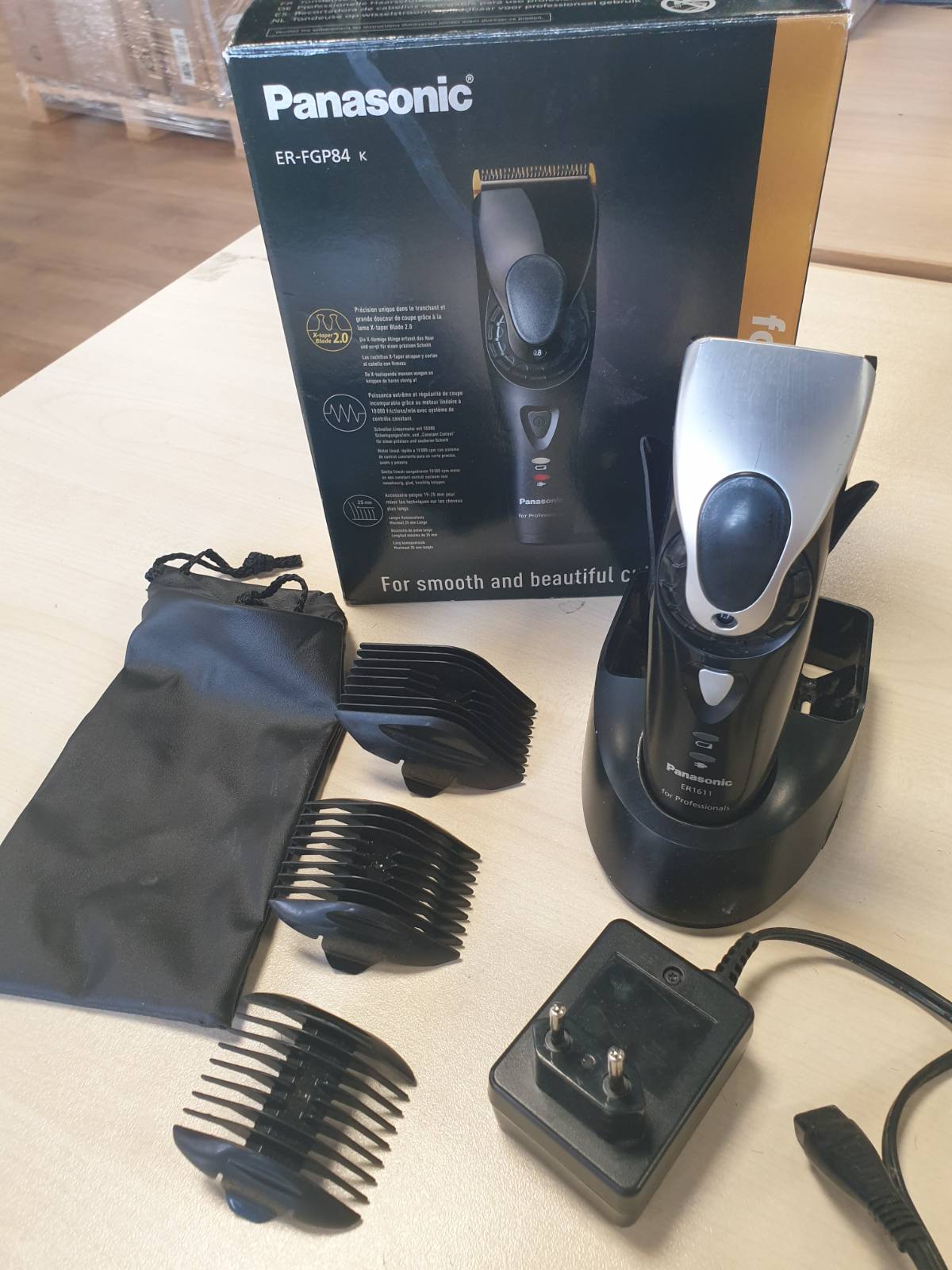 320852 - PANASONIC Prerëse flokësh ER-GP84, 8 gjatësi prerjeje, 4 krehëra aksesorë