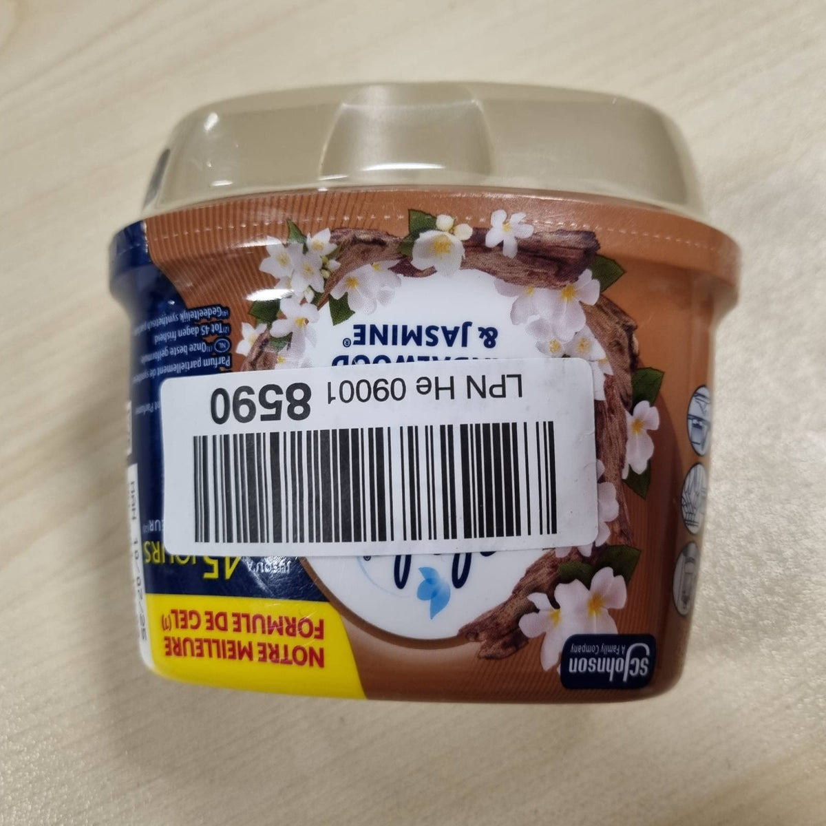 304041 - GLADE Deodorant i pasuruar me vaj esencial Gel Premium për banjë dhe dush, Dru sandali sensual dhe jasemin, 180g.