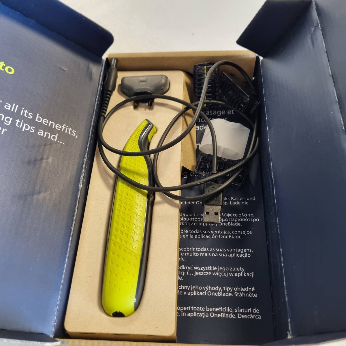 301813 - PHILIPS Makinë rroje dhe prerëse mjekre elektrike OneBlade 360, 2 tehe 360, 3 krehër mjekre (1, 3, 5 mm), QP2724/31