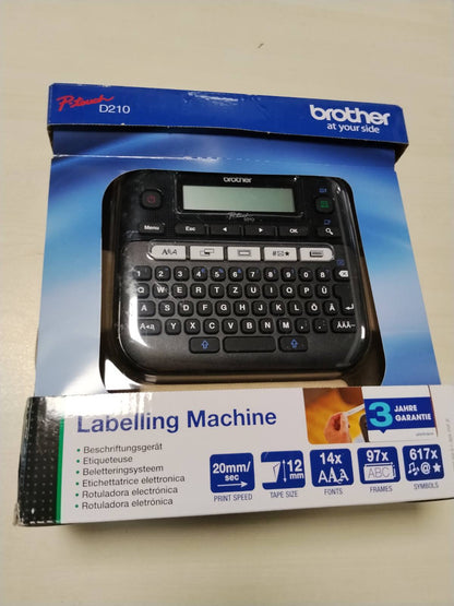 309843 - BROTHER Printer Etiketash PT-D210, Tastierë QWERTZ, për shirita TZe 3.5 deri në 12 mm, shpejtësi printimi deri në 20 mm/sek, e zezë