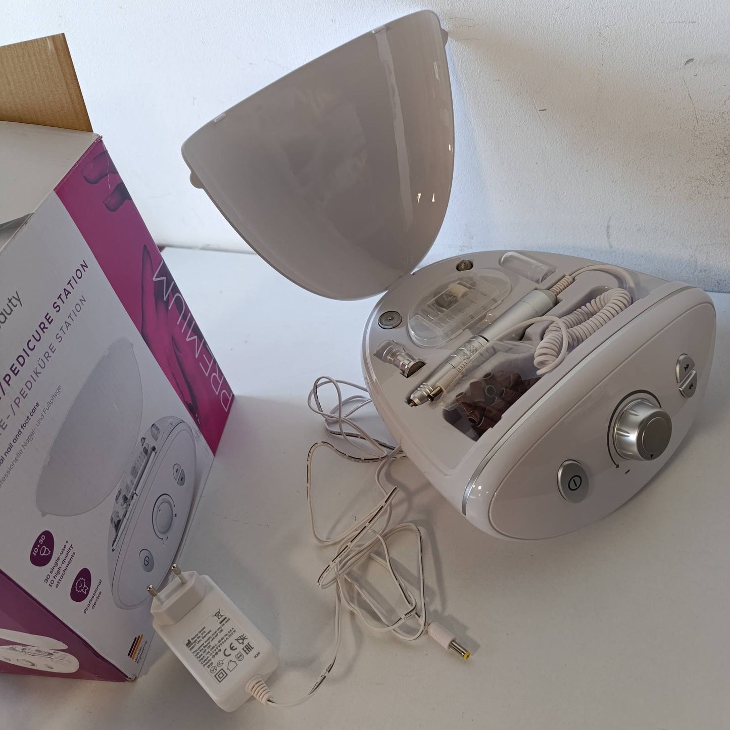 289421 - BEURER Stacion elektrik profesional për manikyr dhe pedikyr MP 100, 35W, 5 nivele shpejtësie, 6 aksesorë