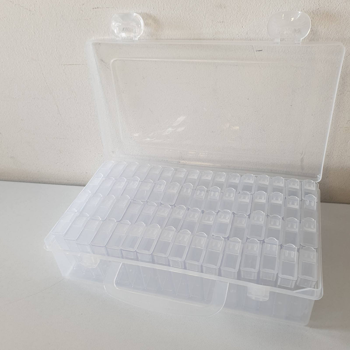 335220 - KIPERLINE Kuti Aksesori për Pikturë me Diamante, 64 Pjesë, 128 Etiketa për Diamante, Rruaza dhe Materiale të Tjera